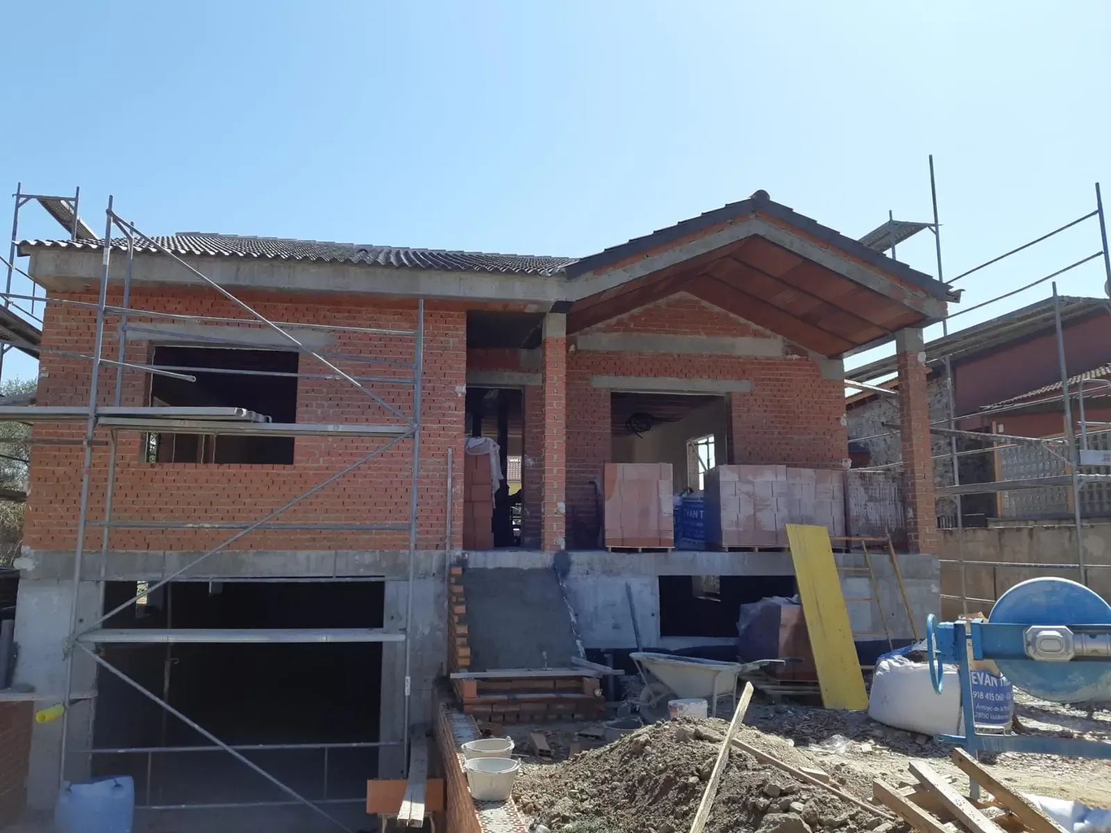 La vivienda en fábrica de ladrillo, con el andamio montado