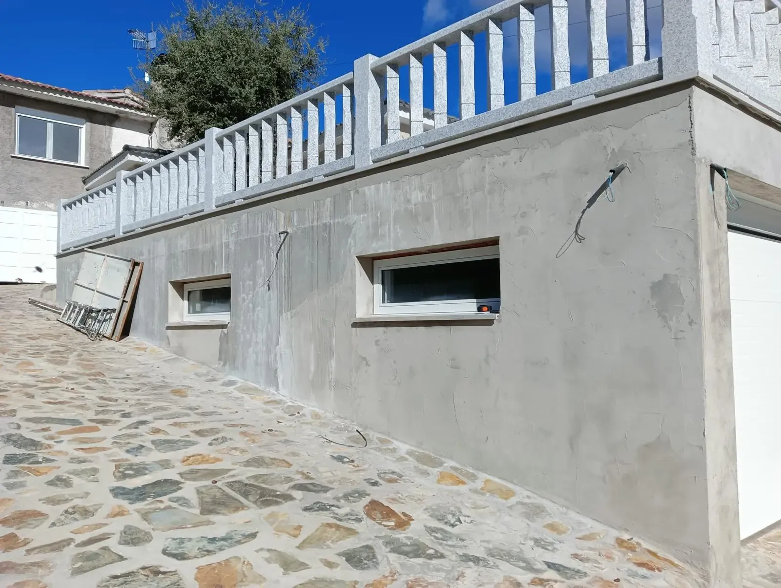 Lateral de la vivienda sin revestir antes de la intervención