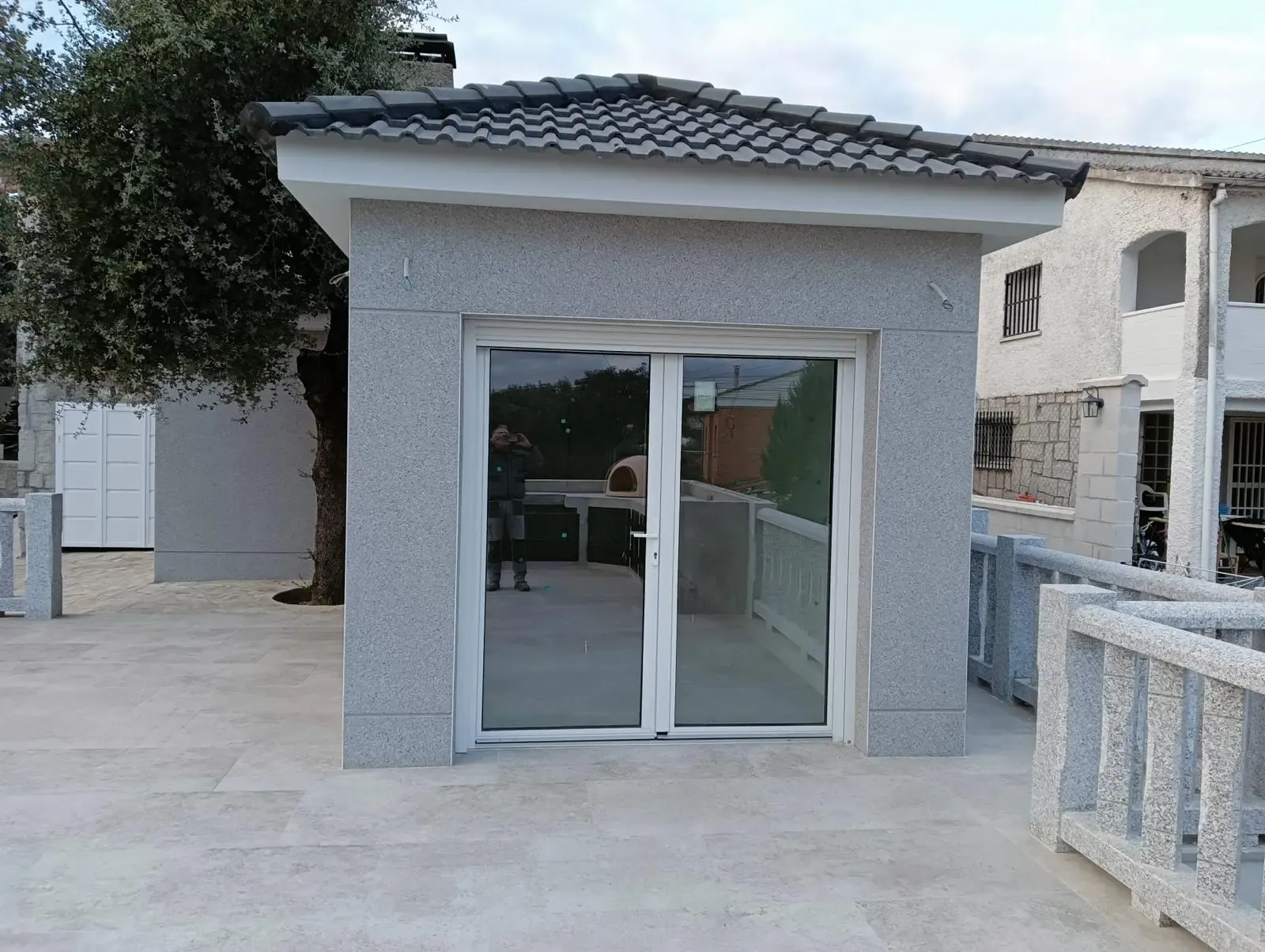 El mismo porche terminado con monocapa china gris