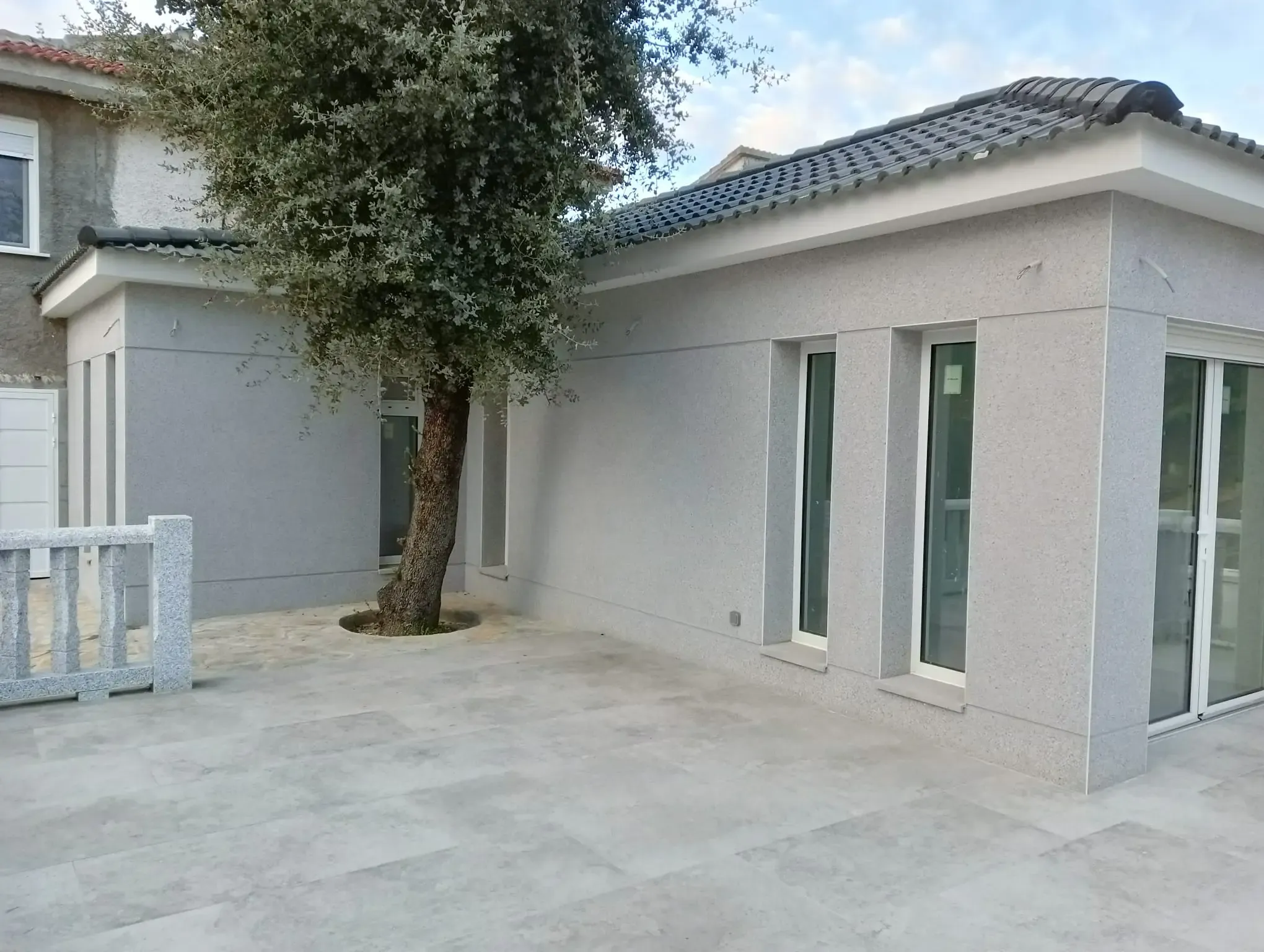 Vivienda unifamiliar terminada con monocapa de acabado china gris