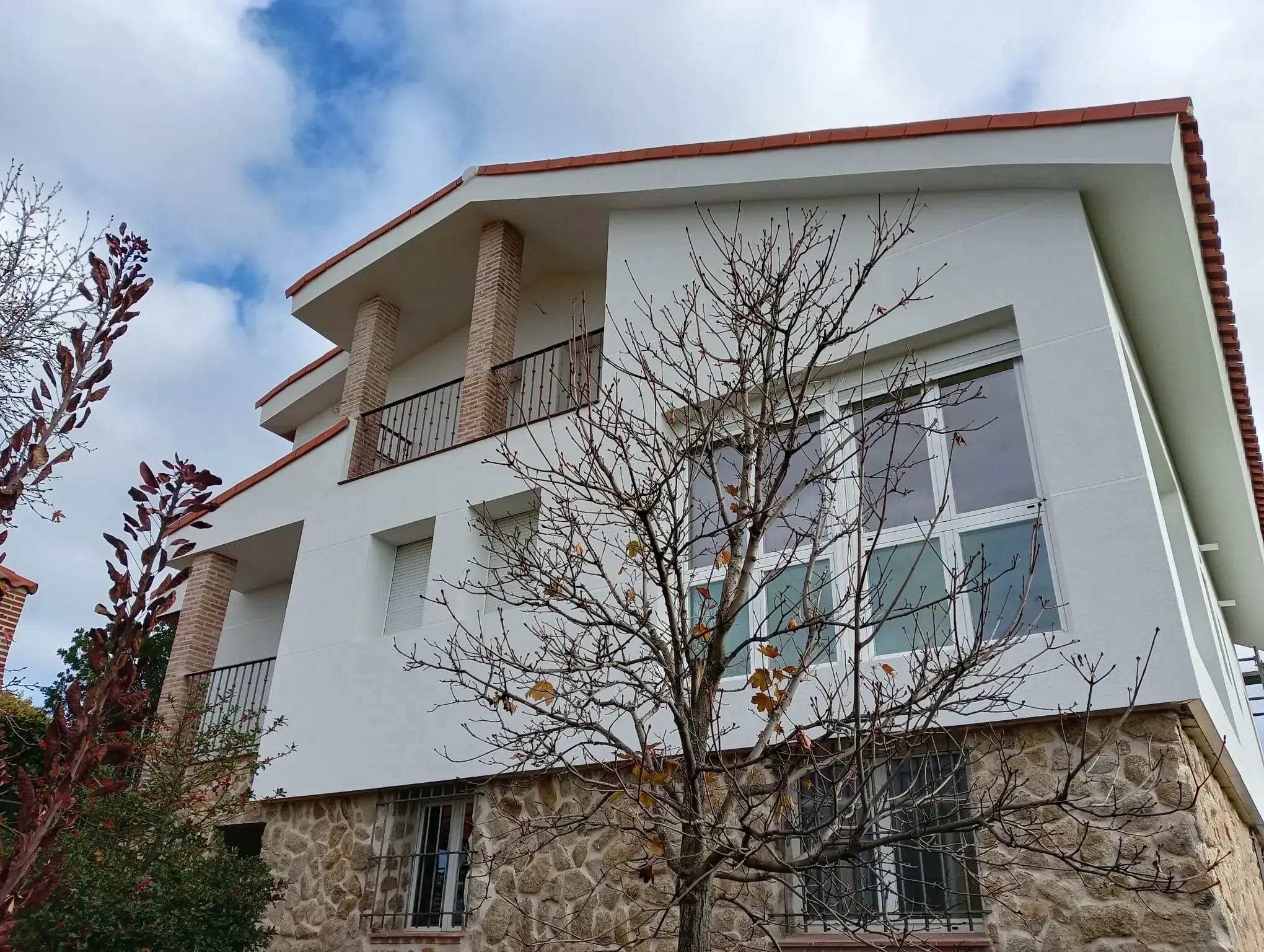 Vivienda unifamiliar con Sistema SATE terminado en blanco
