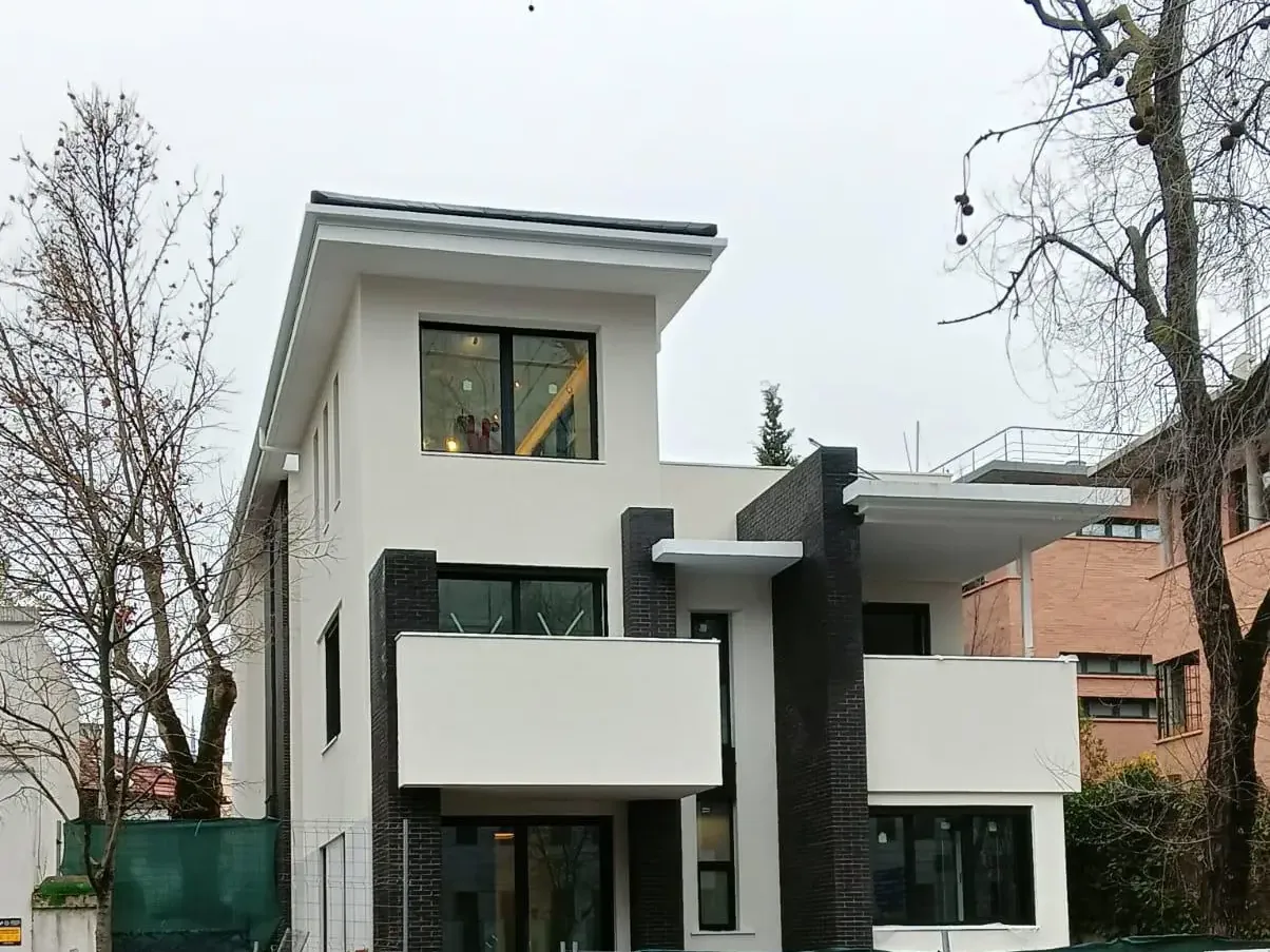 Vista frontal de la vivienda con el acabado blanco terminado