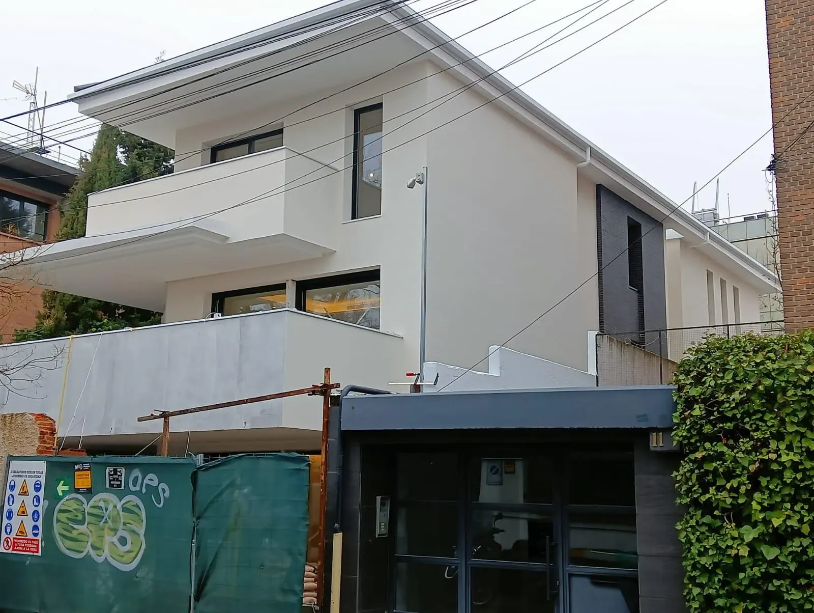 Vivienda unifamiliar de líneas rectas con Sistema SATE acabado en blanco